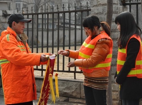 湖北工业大学青年志愿者深入校内外开展“学雷锋,促和谐”志愿服务活动