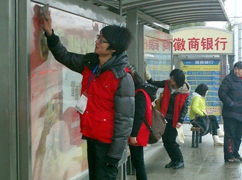 实践雷锋精神 塑造美丽心灵 河海大学文天学院青志协组织“清洁市公交站台”服务活动