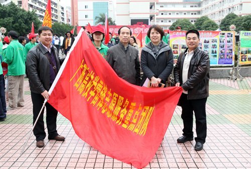 广西高校“学雷锋”活动启动——广西师范学院积极相应并派出重点服务队开展“学雷锋”活动