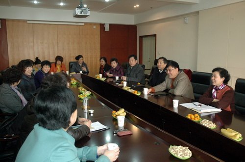 学校举行庆“三八”座谈会