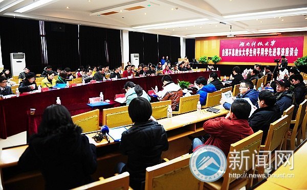 中央及省市新闻媒体来校集中采访“向日葵女孩”何平同学先进事迹