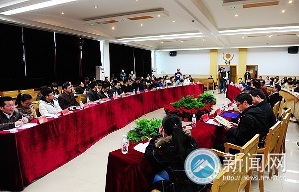 中央及省市新闻媒体来校集中采访“向日葵女孩”何平同学先进事迹