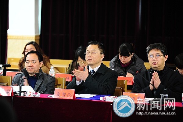 中央及省市新闻媒体来校集中采访“向日葵女孩”何平同学先进事迹