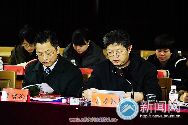 中央及省市新闻媒体来校集中采访“向日葵女孩”何平同学先进事迹