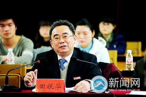 中央及省市新闻媒体来校集中采访“向日葵女孩”何平同学先进事迹