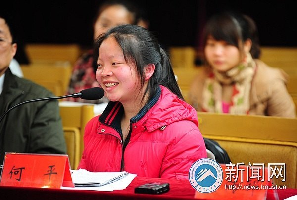 中央及省市新闻媒体来校集中采访“向日葵女孩”何平同学先进事迹