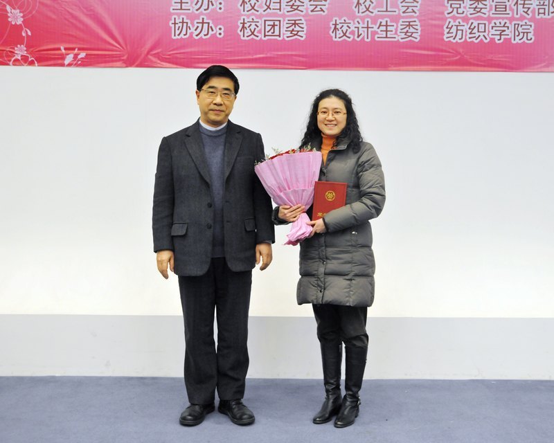 ������ѧ������ף�����Ͷ���Ů��102�������Ƚ����ô��