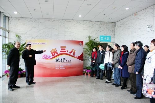 教职工摄影作品展在校本部图书馆举行