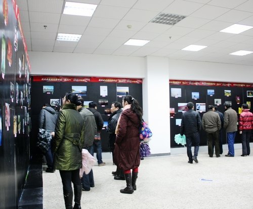 教职工摄影作品展在校本部图书馆举行