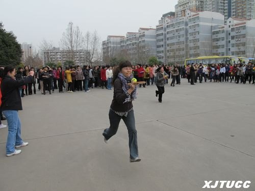 西安交大城市学院工会积极参加交大校工会庆“三八”女教工趣味运动会