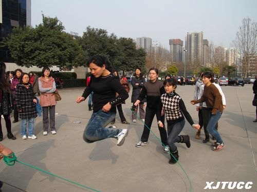 西安交大城市学院工会积极参加交大校工会庆“三八”女教工趣味运动会