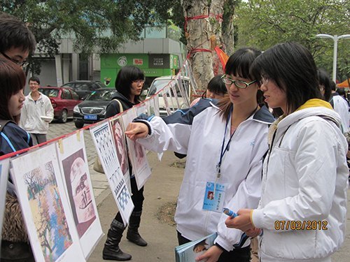 心理咨询中心开展宣传周活动 鼓励女大学生做快乐自我