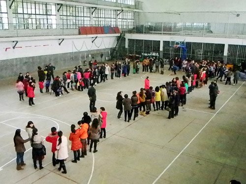 校工会举办“庆三八”趣味健身活动