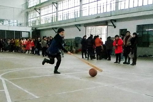 校工会举办“庆三八”趣味健身活动