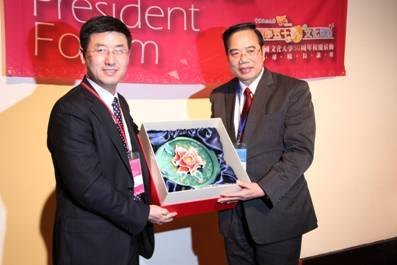 常务副校长黄泰岩应邀访问台湾中国文化大学和台湾世新大学