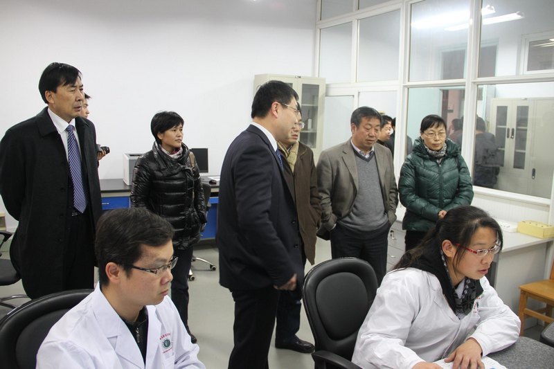 河南省重点实验室评审专家组到许昌学院实地考察