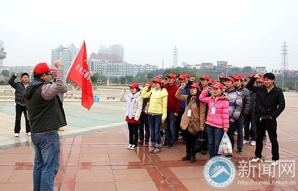 做雷锋式大学生 义务环卫送爱心