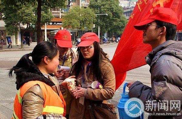做雷锋式大学生 义务环卫送爱心