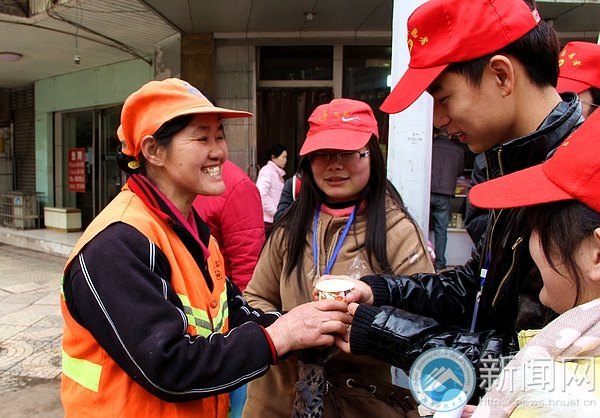 做雷锋式大学生 义务环卫送爱心