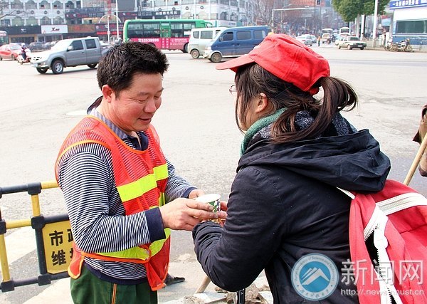 做雷锋式大学生 义务环卫送爱心