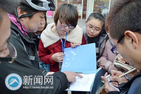 商学院“环保卫士”深入市区宣传“六不乱”