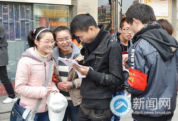 商学院“环保卫士”深入市区宣传“六不乱”