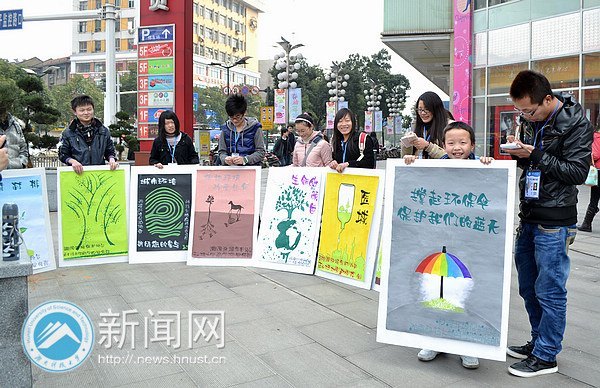 商学院“环保卫士”深入市区宣传“六不乱”