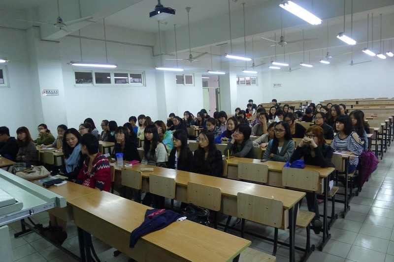 东华大学顾乃清同学喜获ELLESE服装设计比赛第一名