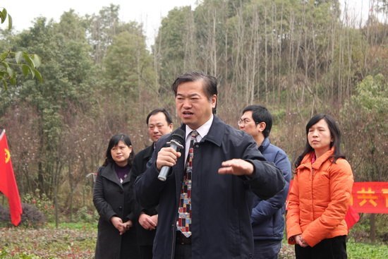 绿添医林暖五载缙云 爱满共青承九十风华