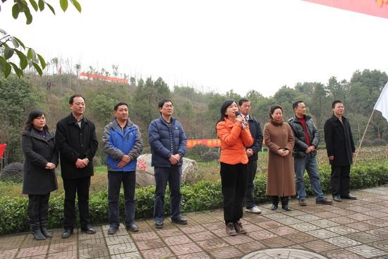 绿添医林暖五载缙云 爱满共青承九十风华