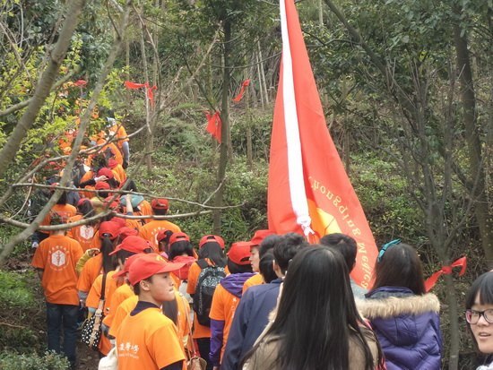 绿添医林暖五载缙云 爱满共青承九十风华