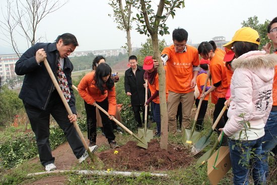 绿添医林暖五载缙云 爱满共青承九十风华
