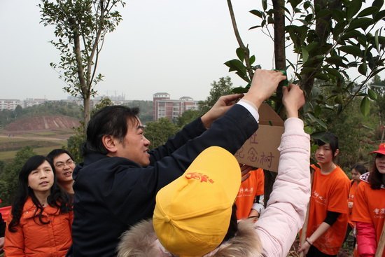 绿添医林暖五载缙云 爱满共青承九十风华