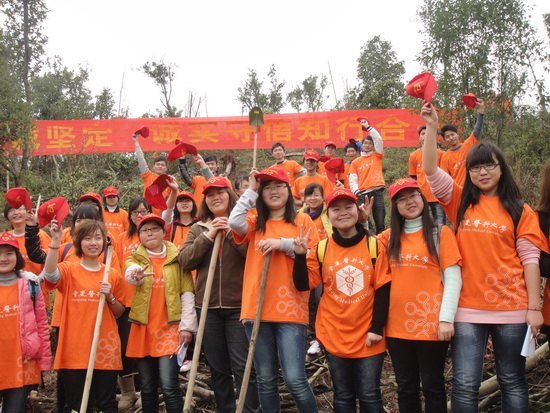 绿添医林暖五载缙云 爱满共青承九十风华