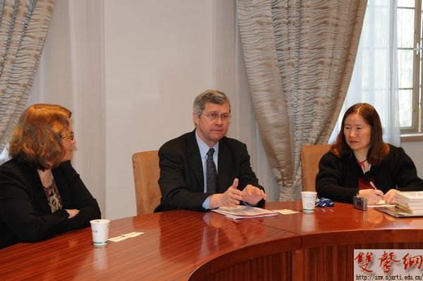 美国克瑞顿大学艺术与科学学院院长罗伯特教授访问南京艺术学院