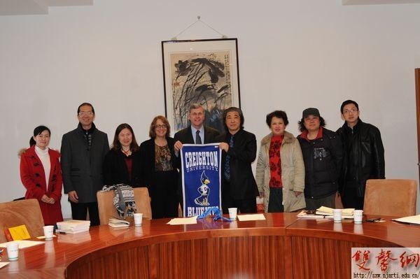 美国克瑞顿大学艺术与科学学院院长罗伯特教授访问南京艺术学院
