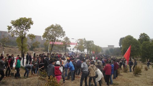 景德镇陶瓷学院师生在校园义务植树
