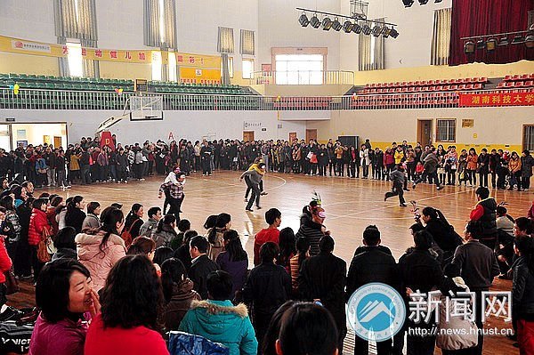 和谐春天里 趣味筑关爱