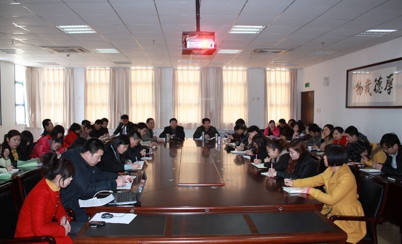 学院召开辅导员学生工作交流会