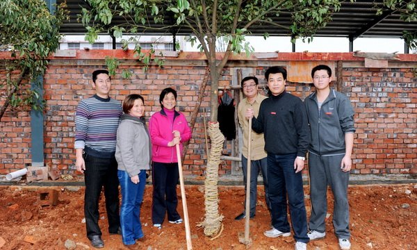 爱绿护绿 美化校园 我们在行动--三明学院全校师生开展校园植树活动