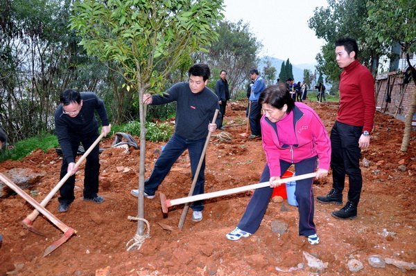 爱绿护绿 美化校园 我们在行动--三明学院全校师生开展校园植树活动