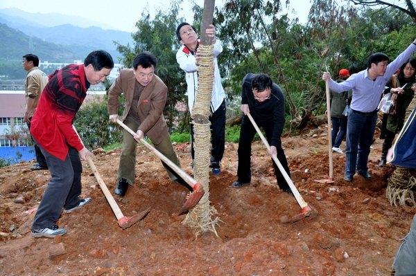 爱绿护绿 美化校园 我们在行动--三明学院全校师生开展校园植树活动