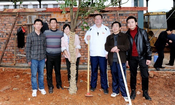 爱绿护绿 美化校园 我们在行动--三明学院全校师生开展校园植树活动