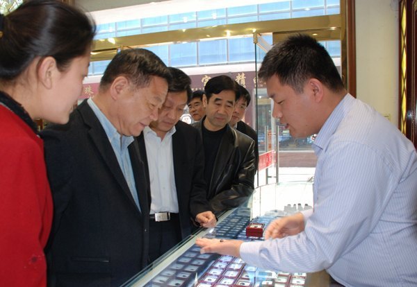 潍坊学院领导看望挂职干部