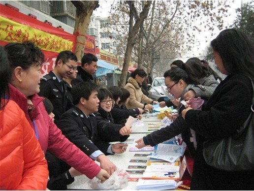 学院参加“三八”妇女节法律咨询活动