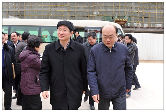 ����������ʡ��ί�������ǰ������У�������