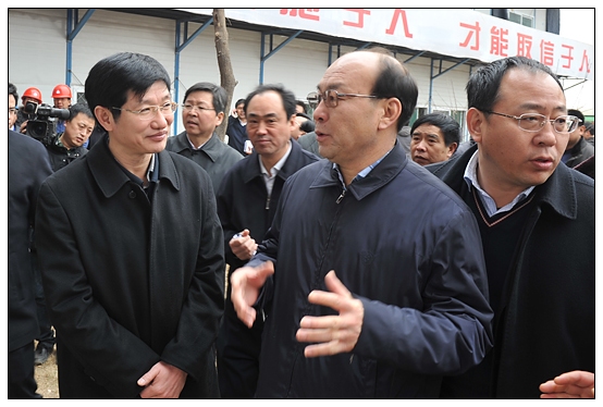 ����������ʡ��ί�������ǰ������У�������