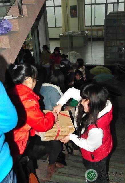 “看,我们帮图书馆搬书”