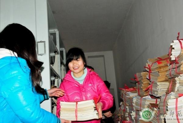 “看,我们帮图书馆搬书”