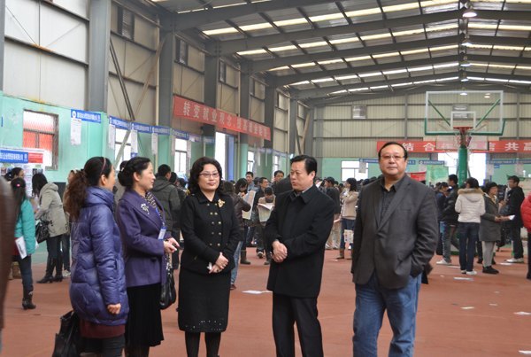 2012年高校毕业生综合类就业市场潍坊学院招聘会举行